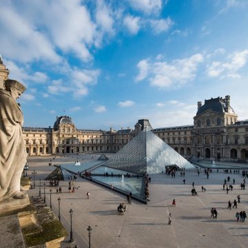 Invasão de turistas: museu do Louvre fecha portas em protesto; entenda