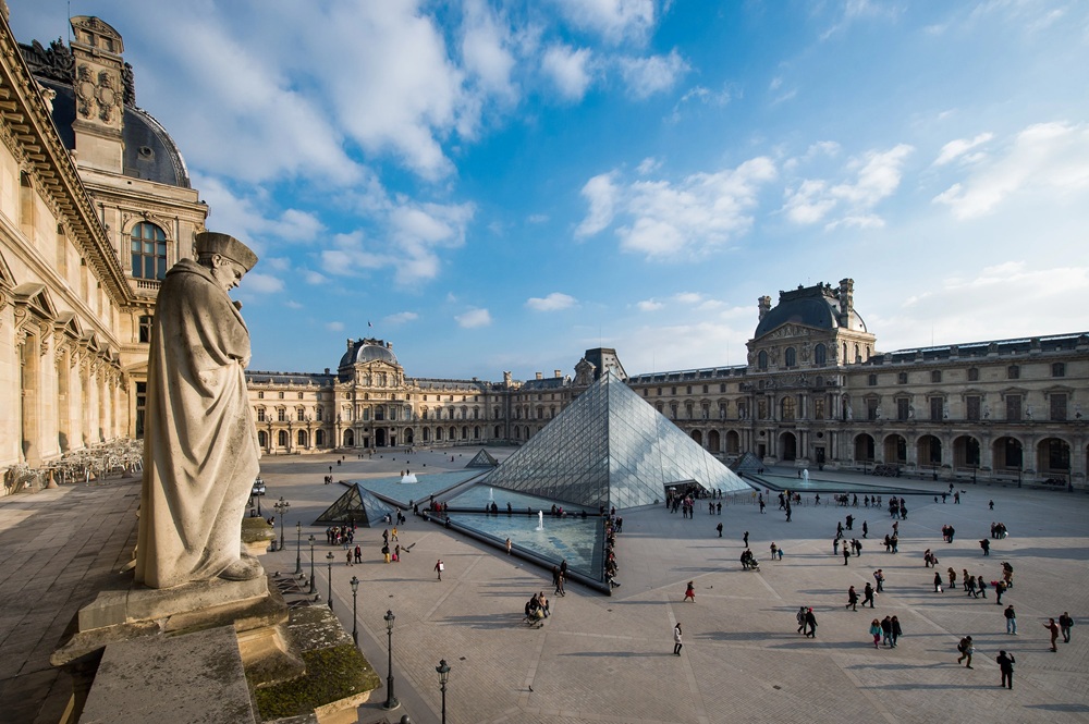 Invasão de turistas: museu do Louvre fecha portas em protesto; entenda