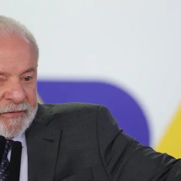 Lula chega a Paris para visita de Estado e encontro com empresários