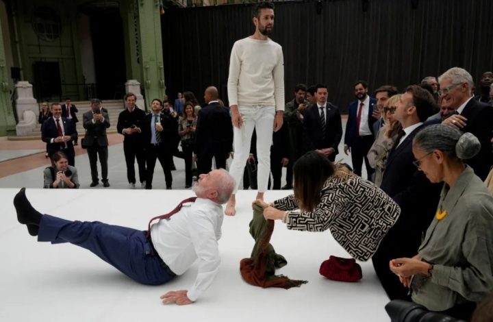 Na França, Lula protagoniza momento inusitado em evento com Macron