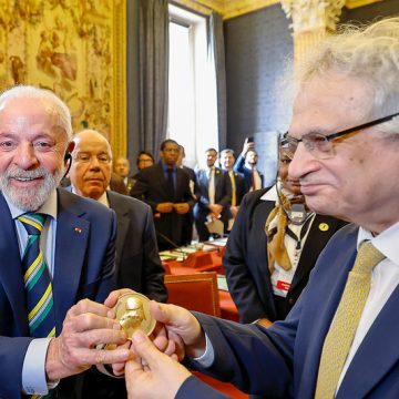 Lula recebe homenagem da Academia Francesa, em Paris