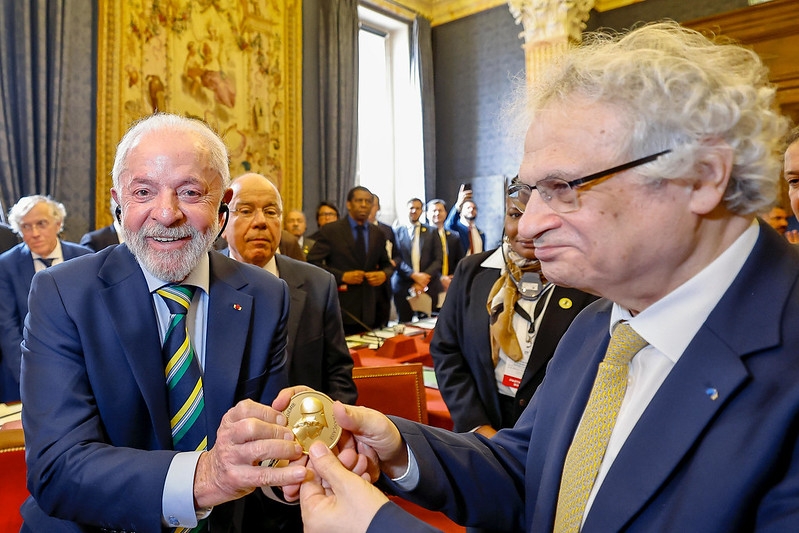 Lula recebe homenagem da Academia Francesa, em Paris