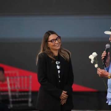 No Dia dos Namorados, Lula dá flores a Janja e beija primeira-dama em Minas Gerais