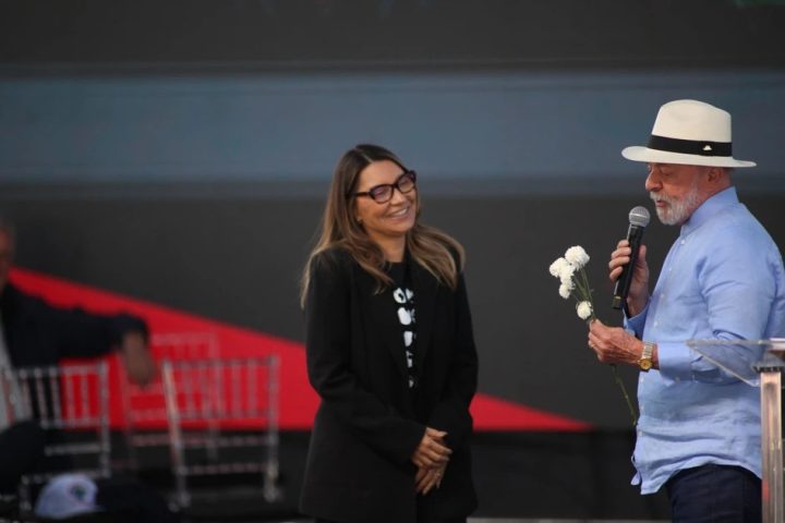 No Dia dos Namorados, Lula dá flores a Janja e beija primeira-dama em Minas Gerais
