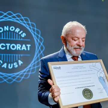 Lula recebe título de Doutor Honoris Causa em universidade na França
