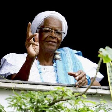 Mãe Stella de Oxóssi será homenageada em sessão solene no Congresso Nacional