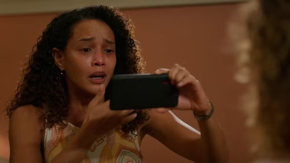 Em Vale Tudo, Raquel descobre sobre roubo e encurrala a filha: ‘Que vergonha, Fátima’