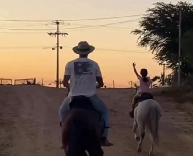 Daniel Cady registra passeio a cavalo com a filha Marina: ‘Viva São João’