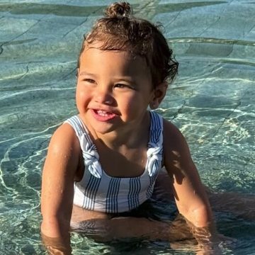 Filha de Bruna Biancardi e Neymar, Mavie esbanja fofura em banho de piscina
