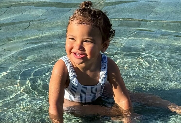 Filha de Bruna Biancardi e Neymar, Mavie esbanja fofura em banho de piscina