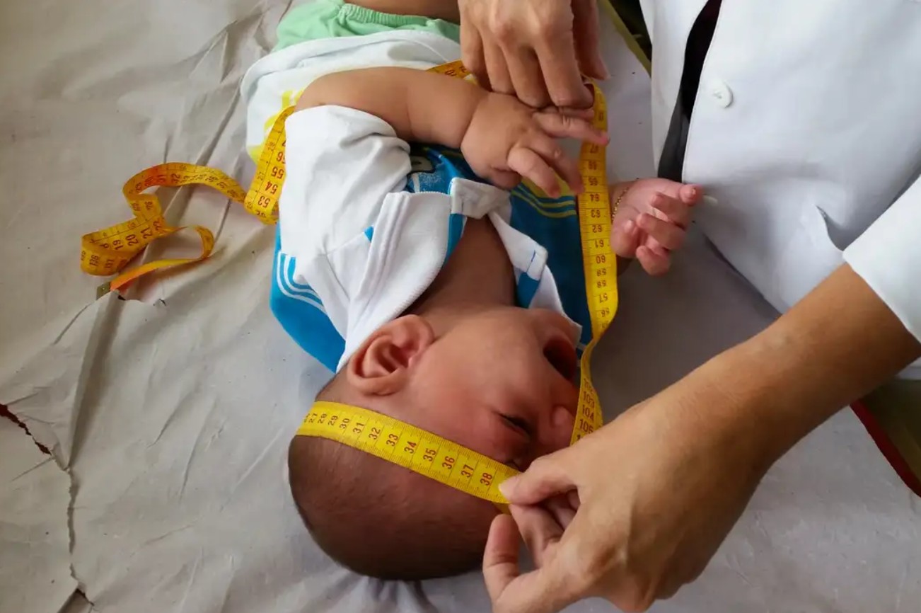 Congresso derruba veto e garante pensão vitalícia a vítimas da zika