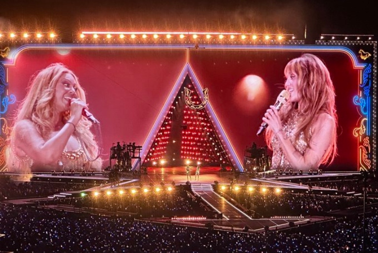 Miley Cyrus e Beyoncé surpreendem fãs e cantam juntas em Paris; assista