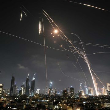Irã ataca Israel com centenas de mísseis após bombardeio de instalação nuclear