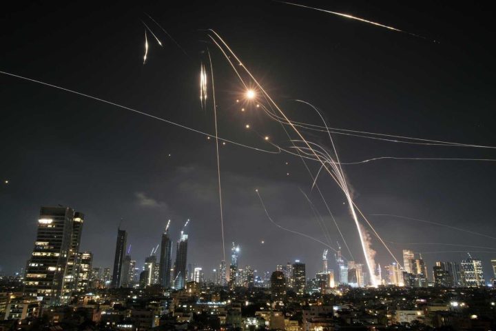 Irã ataca Israel com centenas de mísseis após bombardeio de instalação nuclear