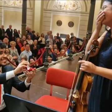 Músicos do NEOJIBA ficam noivos durante turnê na Europa e emocionam plateia