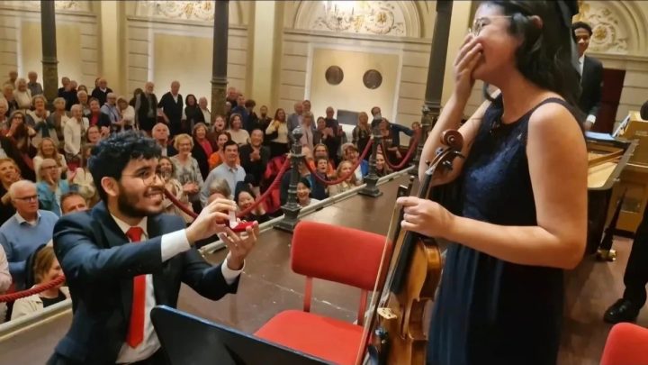 Músicos do NEOJIBA ficam noivos durante turnê na Europa e emocionam plateia