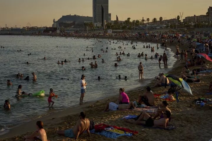 Onda de calor histórica fecha escolas e atinge 44°C na Europa