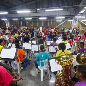 Neojiba faz apresentação surpresa em estação de metrô na capital baiana