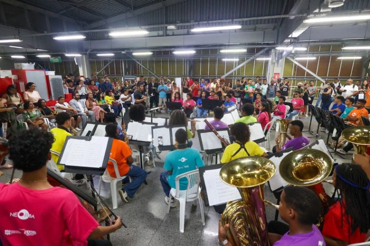 Neojiba faz apresentação surpresa em estação de metrô na capital baiana