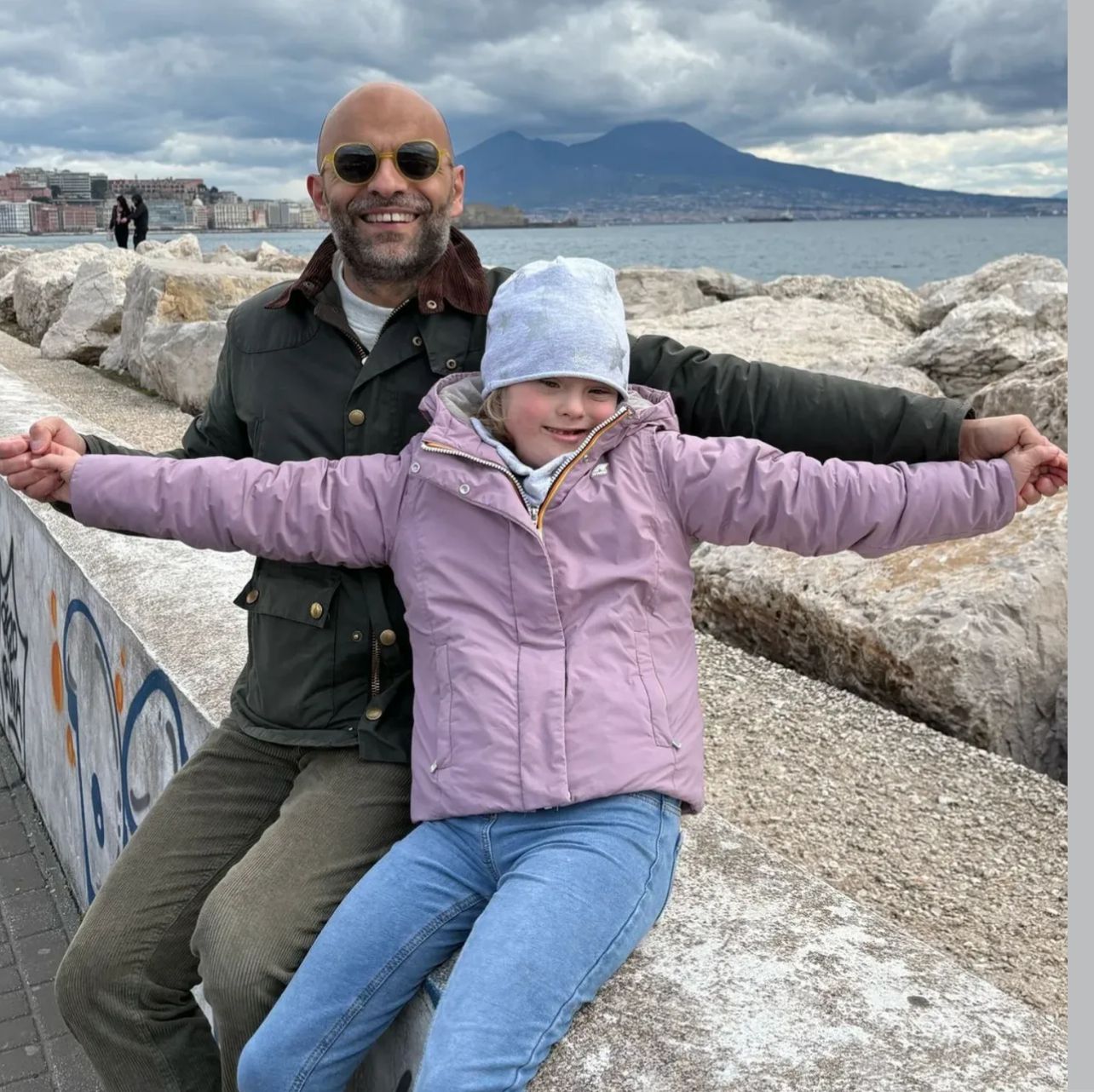 Após ser rejeitada por 20 famílias, menina com síndrome de Down é adotada por pai solteiro e história emociona o mundo