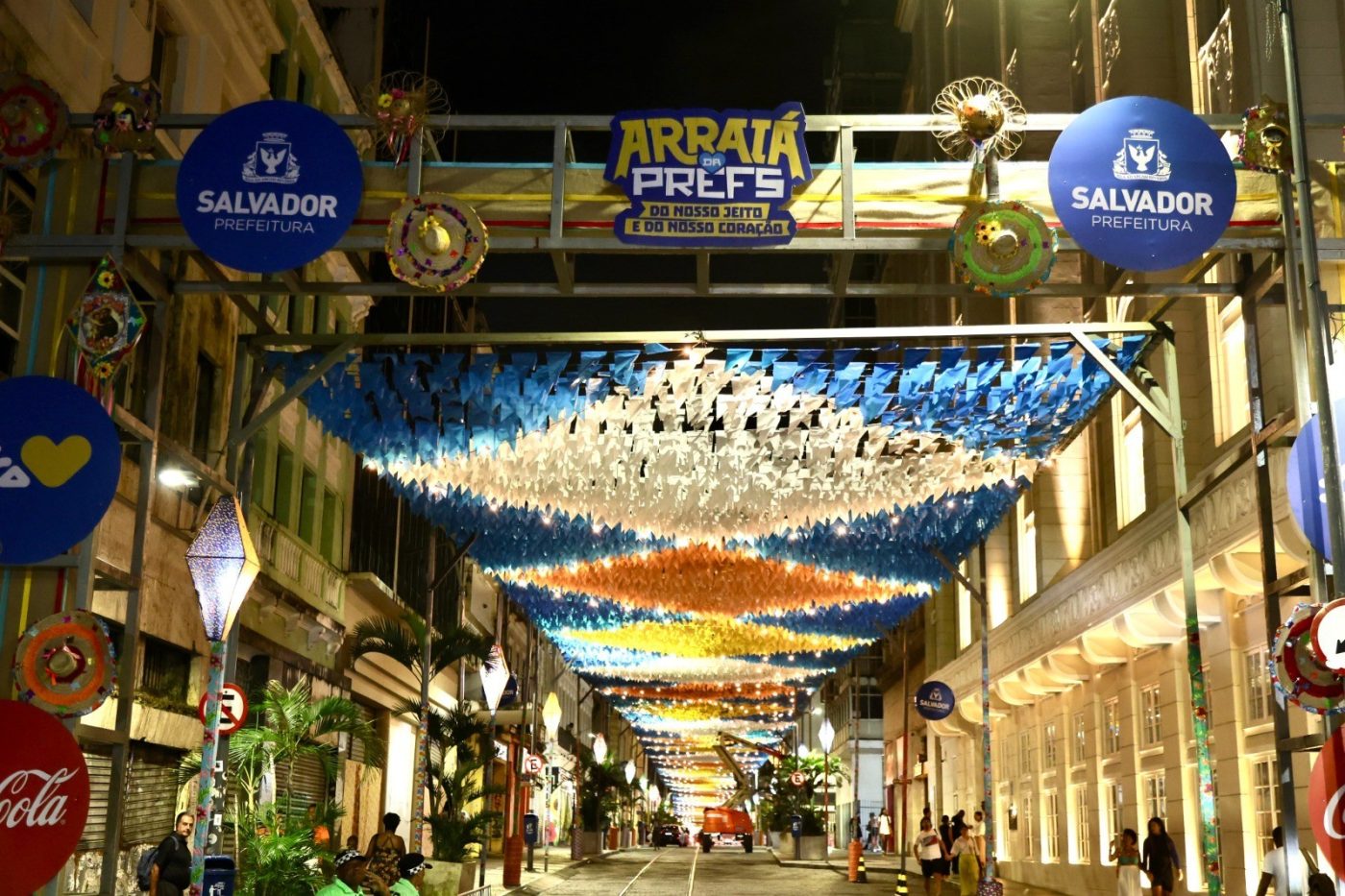 Arraiá da Prefs tem mais de 3 mil metros de gambiarras luminosas, cenografia junina e peças instagramáveis