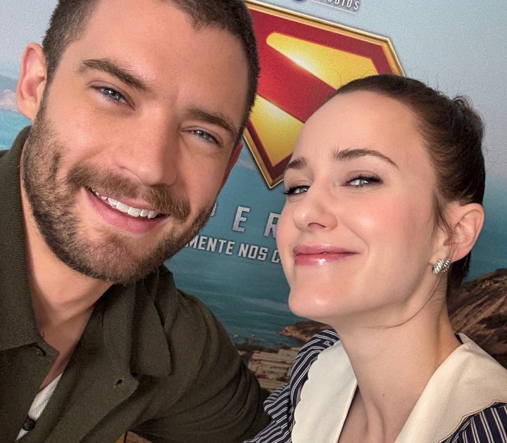 Atriz de Superman vaza nova camisa do Bahia após visita ao Brasil; veja foto