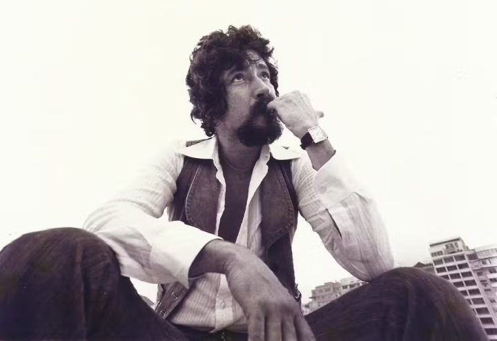 Raul Seixas faria 80 anos: fãs se reúnem no túmulo do cantor em Salvador para celebrar o legado do Maluco Beleza