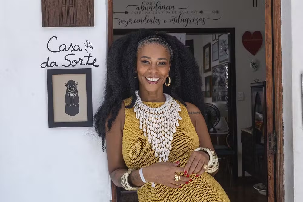 Rita Batista mora em sobrado que é seu refúgio de fé, festa e reconexão em Salvador