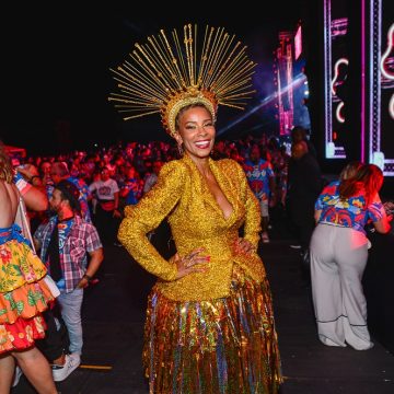 Com look brilhante, Rita Batista ressignifica ‘rainha do milho’ no São João da Thay