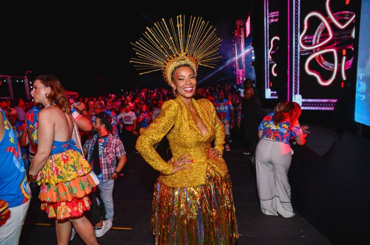 Com look brilhante, Rita Batista ressignifica ‘rainha do milho’ no São João da Thay
