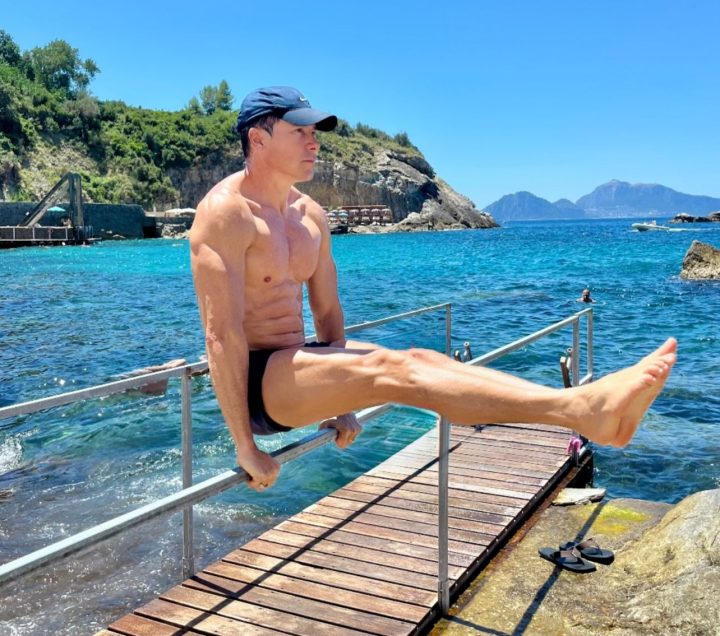 Que força! Rodrigo Faro exibe shape ao fazer calistenia em corrimão na Itália; veja