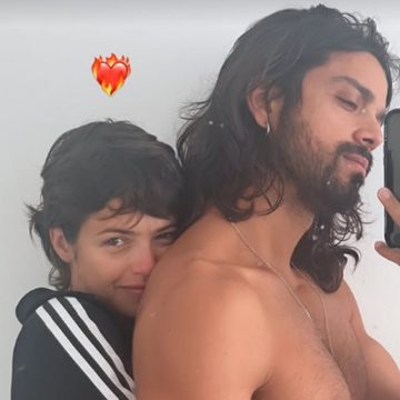 Rodrigo Simas surge sem roupa em clique ousado no Dia dos Namorados