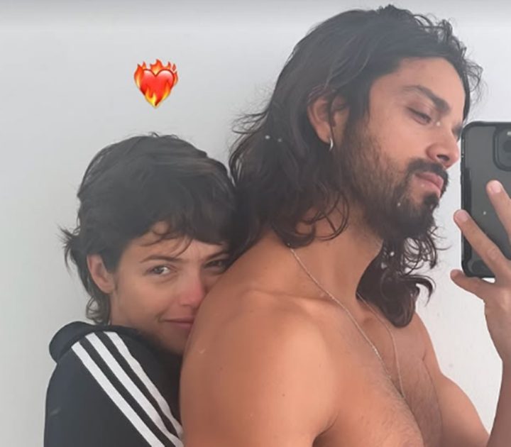 Rodrigo Simas surge sem roupa em clique ousado no Dia dos Namorados