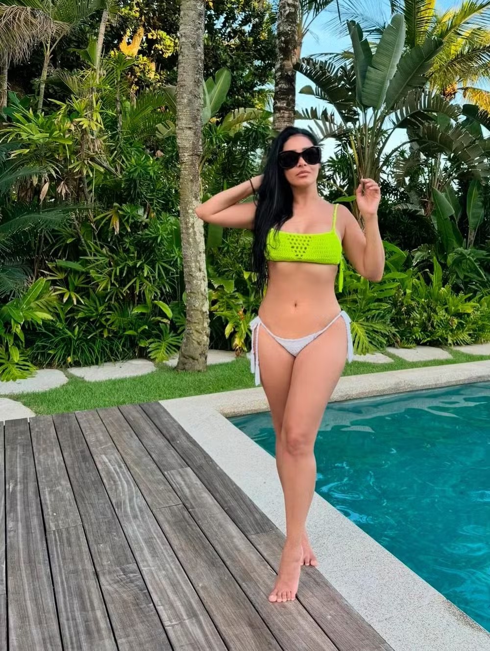Simaria aposta em biquíni de crochê queridinho de Anitta para curtir dia de sol