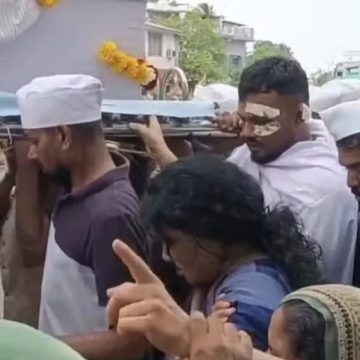 Único sobrevivente de queda da Air India carrega caixão do irmão em funeral na Índia