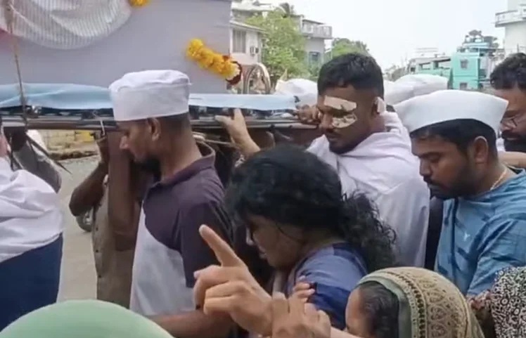 Único sobrevivente de queda da Air India carrega caixão do irmão em funeral na Índia
