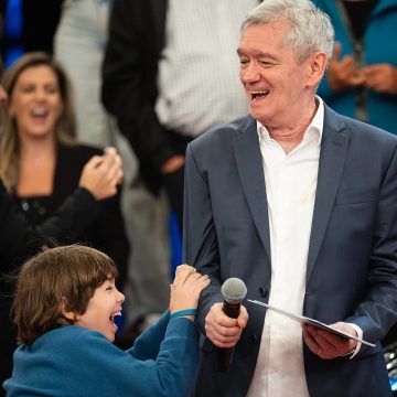Filho de Serginho Groisman rouba a cena em homenagem de aniversário no Altas Horas