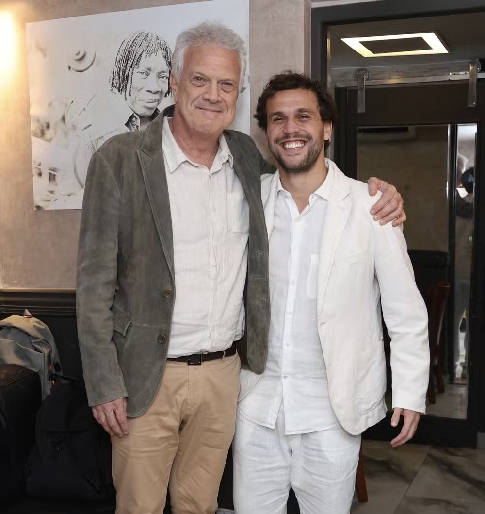 Filho de Pedro Bial lança tributo a Chico Buarque e conta com o apoio do pai no Rio