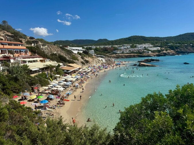 Ibiza limita quantidade carros de turistas durante temporada de verão; aos detalhes