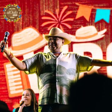 Com 40 anos de carreira, Virgílio agita o Largo do Pelourinho com muito forró e emoção