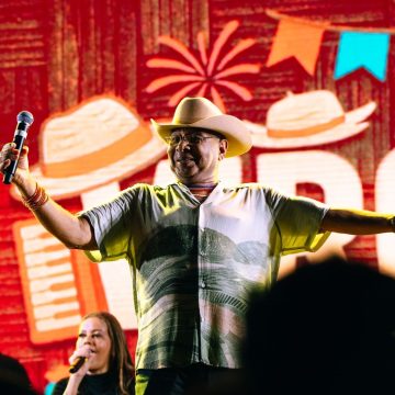 Com 40 anos de carreira, Virgílio agita o Largo do Pelourinho com muito forró e emoção