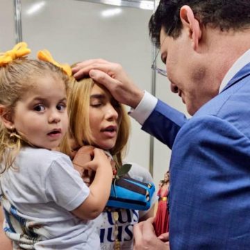 Virginia Fonseca e Maria Flor são abençoadas por Padre Reginaldo Manzotti