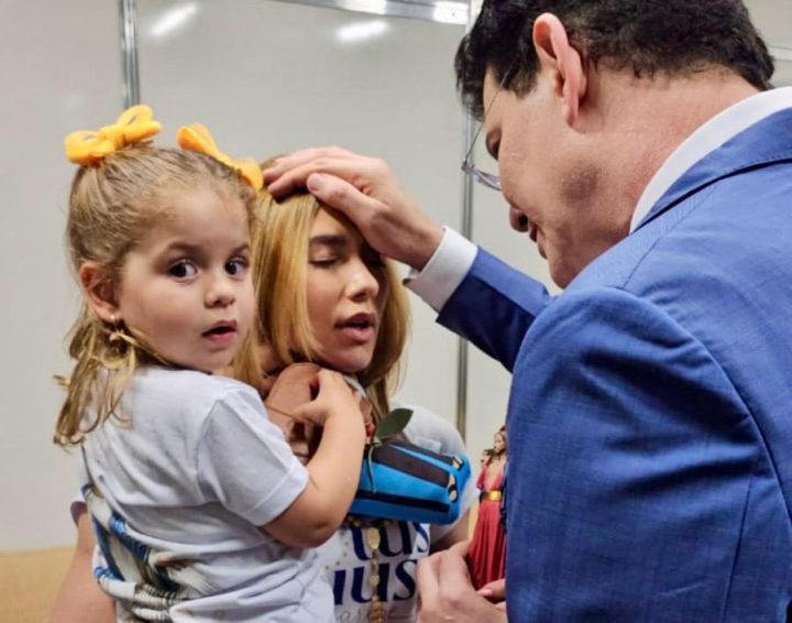 Virginia Fonseca e Maria Flor são abençoadas por Padre Reginaldo Manzotti