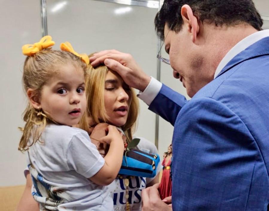 Virginia Fonseca e Maria Flor são abençoadas por Padre Reginaldo Manzotti