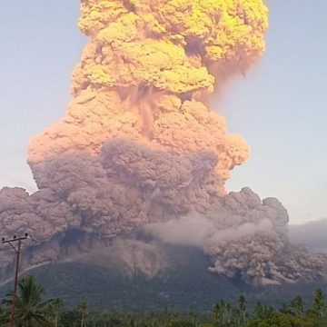 Vulcão na Indonésia entra em erupção e lança cinzas a 11 km de altura
