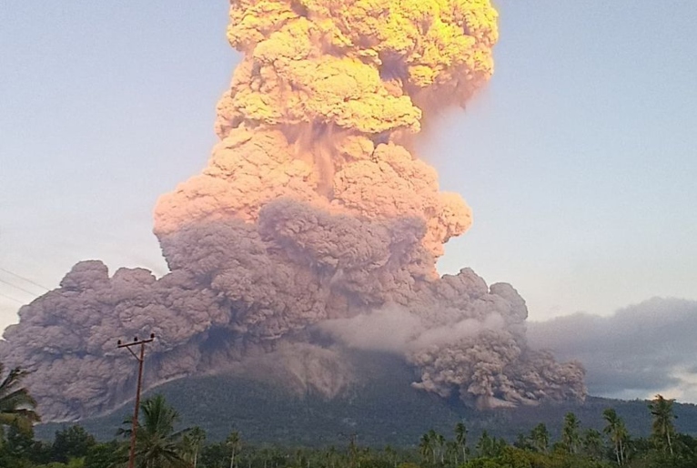 Vulcão na Indonésia entra em erupção e lança cinzas a 11 km de altura