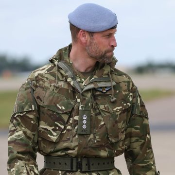 Príncipe William aparece de uniforme militar e recebe elogios nas redes sociais: ‘Belíssimo’