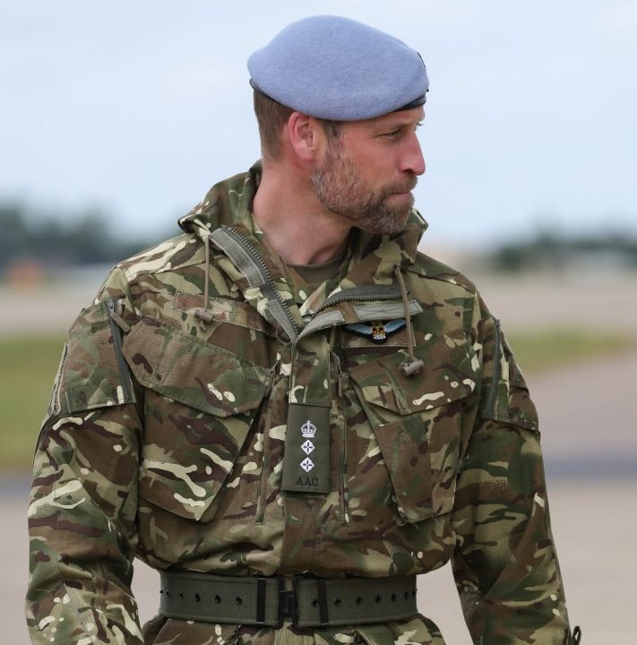 Príncipe William aparece de uniforme militar e recebe elogios nas redes sociais: ‘Belíssimo’
