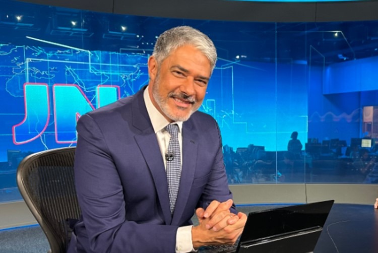 William Bonner completa 39 anos na Globo e celebra trajetória com fotos raras
