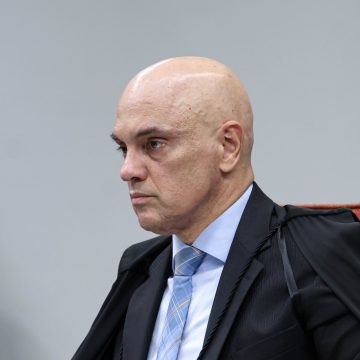 Alexandre de Moraes provoca risos ao saber que era xingado em grupo bolsonarista: ‘Tô acostumado’